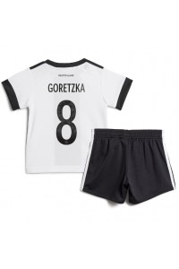 Tyskland Leon Goretzka #8 Babyklær Hjemme Fotballdrakt til barn VM 2022 Korte ermer (+ Korte bukser)